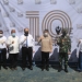 Bupati Bone Bolango Hamim Pou didampingi Wakil Bupati Merlan S. Uloli dan Direktur Perumda Tirta Bolango, Yusar Laya serta para tamu undangan lainnya saat foto bersama di perayaan Satu Dekade Perumda Tirta Bolango. (Foto Onal/Prokopim)