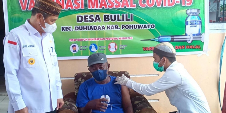 Bupati Pohuwato, Saipul A Mbuinga meninjau vaksinasi kepada masyarakat Desa Bulili.