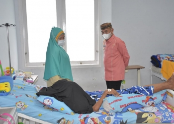Bupati Pohuwato, Saipul Mbuinga, menjenguk pasien penderita tumor asal Desa Buntulia Barat, Kecamatan Duhiadaa, Kabupaten Pohuwato yang dirawat di RSAS, Kota Gorontalo, Kamis (5/8/2021). (Istimewa)
