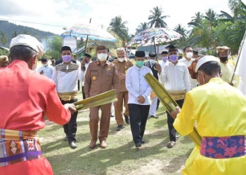 Bupati Pohuwato, Saiful A Mbuinga disambut pemangku adat saat hadir pada perayaan 1 Muharram di lapangan olahraga di desa Sipayo, Kecamatan Paguat, Selasa (10/8/2021).
