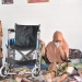 Bupati Pohuwato, Saipul Mbuinga, saat menyambangi sekaligus menyerahkan kursi roda kepada Salma Saleh yang mengalami kecelakaandan tak bisa berjalan lagi. (istimewa)