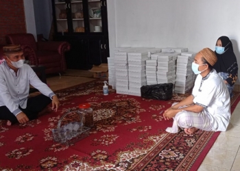 Bupati Pohuwato, Saipul Mbuinga, bersilaturahmi ke keluarga mantan ASN Pohuwato yang meninggal di Kelurahan Tomulabutao Selatan, Kecamatan Dungingi, Kota Gorontalo, Kamis (5/8/2021). (Foto: Kominfo Pohuwato)