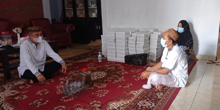 Bupati Pohuwato, Saipul Mbuinga, bersilaturahmi ke keluarga mantan ASN Pohuwato yang meninggal di Kelurahan Tomulabutao Selatan, Kecamatan Dungingi, Kota Gorontalo, Kamis (5/8/2021). (Foto: Kominfo Pohuwato)