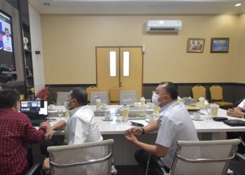 Bupati Pohuwato, Saipul Mbuinga, mengikuti pembekalan kepala dan wakil kepala daerah terpilih lewat zoom meeting oleh BPSDM Kemendagri.(Mahmud/gopos)
