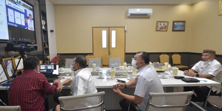 Bupati Pohuwato, Saipul Mbuinga, mengikuti pembekalan kepala dan wakil kepala daerah terpilih lewat zoom meeting oleh BPSDM Kemendagri.(Mahmud/gopos)