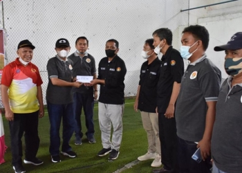 Bupati Pohuwato, Saipul Mbuinga (kedua kiri) bersama Ketua KONI Pohuwato, Beni Nento (kiri) menyerahkan bantuan KONI ke Percasi Pohuwato.