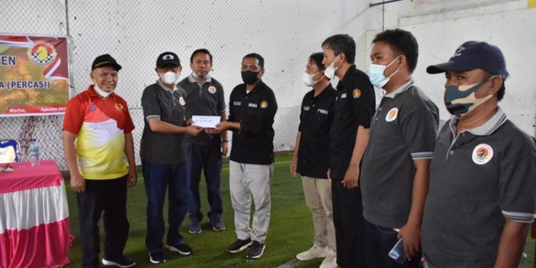 Bupati Pohuwato, Saipul Mbuinga (kedua kiri) bersama Ketua KONI Pohuwato, Beni Nento (kiri) menyerahkan bantuan KONI ke Percasi Pohuwato.