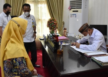 Bupati Pohuwato, Saipul Mbuinga, menandatangani surat tindak lanjut pendampingan penyusunan Ranperda Pengelolaan Air Limbah Domestik, Rabu (25/8/2021).