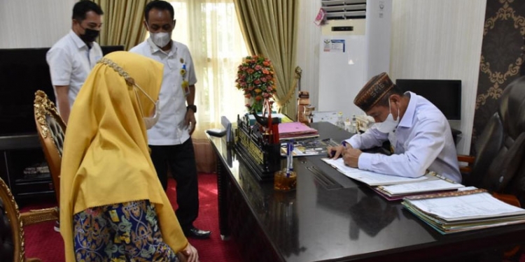 Bupati Pohuwato, Saipul Mbuinga, menandatangani surat tindak lanjut pendampingan penyusunan Ranperda Pengelolaan Air Limbah Domestik, Rabu (25/8/2021).