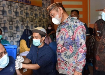 Bupati Pohuwato (tengah batik) meninjau vaksinasi Covid-19 yang berlangsung di Halaman Kantor Camat Duhiadaa, Pohuwato, Jumat (20/8/2021).
