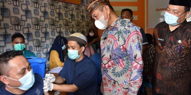 Bupati Pohuwato (tengah batik) meninjau vaksinasi Covid-19 yang berlangsung di Halaman Kantor Camat Duhiadaa, Pohuwato, Jumat (20/8/2021).