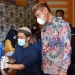 Bupati Pohuwato (tengah batik) meninjau vaksinasi Covid-19 yang berlangsung di Halaman Kantor Camat Duhiadaa, Pohuwato, Jumat (20/8/2021).