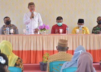 Bupati Pohuwato, Saiful A Mbuinga saat menyampaikan Pentingnya Edukasi Faksinasi. Foto: Mahmud/Gopos