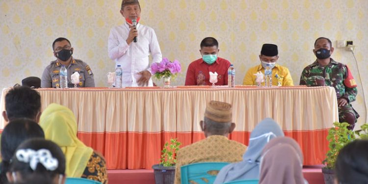 Bupati Pohuwato, Saiful A Mbuinga saat menyampaikan Pentingnya Edukasi Faksinasi. Foto: Mahmud/Gopos
