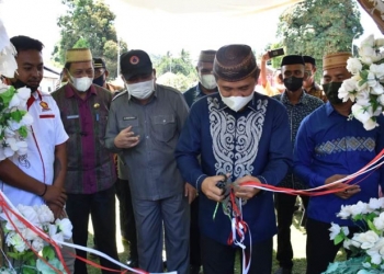 Bupati Pohuwato, Saiful A Mbuinga saat meresmikan inovasi yang dibangun oleh Pemerintah Desa kenari, Kecamatan Lemito.