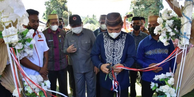 Bupati Pohuwato, Saiful A Mbuinga saat meresmikan inovasi yang dibangun oleh Pemerintah Desa kenari, Kecamatan Lemito.