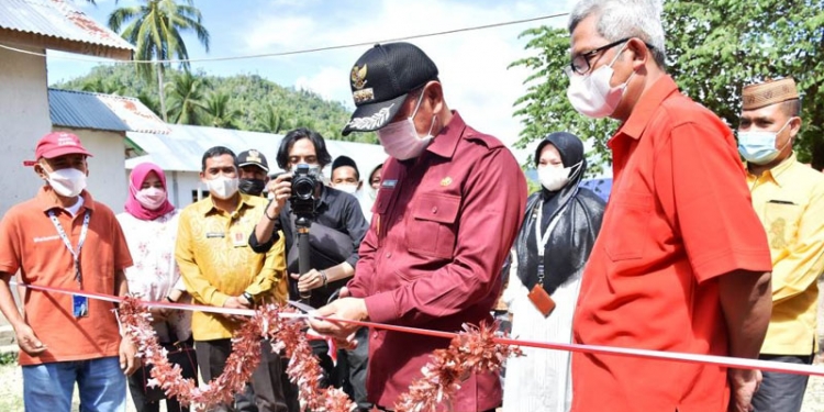 Bupati Pohuwato Resmikan Bantuan MCK di Pondok Pesantren Taluditi