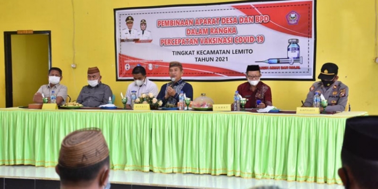 Bupati Pohuwato, Saiful A Mbuinga saat menyampaikan pentingnya vaksinasi dalam pertemuan bersama aparat desa dan Kecamatan Lemito.
