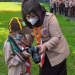 Ketua Kwartir Daerah (Kwarda) Gerakan Pramuka Gorontalo, Idah Syahidah saat melihat hasil foto dari fotografer muda yang merupakan anggota pramuka Sekolah Dasar Islam Terpadu Lukmanul Hakim Limboto, Damar Pandu Raazzaq Usman . (Foto: Indra/Gopos)
