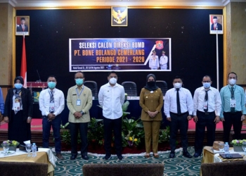 Bupati Hamim Pou, Wakil Bupati Merlan S. Uloli dan Sekda Ishak Ntoma berpose  bersama dengan tujuh peserta seleksi yang memperebutkan jabatan Direksi BUMD PT. Bone Bolango Cemerlang untuk masa jabatan 2021-2026, pada pembukaan Uji Kelayakan dan Kepatutan (UKK), di Grand Q Hotel Gorontalo. (Foto AKP/Kominfo)