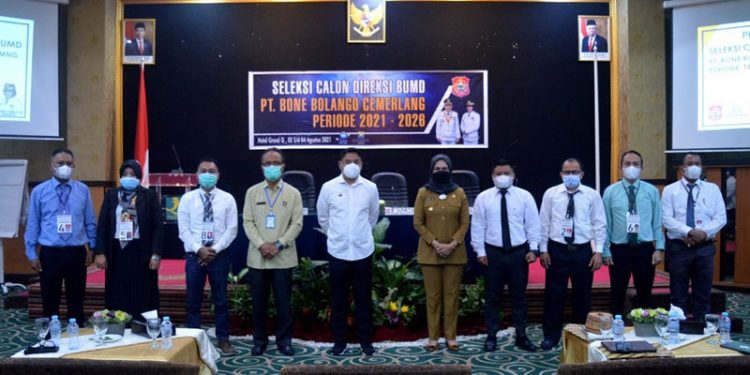 Bupati Hamim Pou, Wakil Bupati Merlan S. Uloli dan Sekda Ishak Ntoma berpose bersama dengan tujuh peserta seleksi yang memperebutkan jabatan Direksi BUMD PT. Bone Bolango Cemerlang untuk masa jabatan 2021-2026, pada pembukaan Uji Kelayakan dan Kepatutan (UKK), di Grand Q Hotel Gorontalo. (Foto AKP/Kominfo)