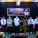 Bupati Hamim Pou, Wakil Bupati Merlan S. Uloli dan Sekda Ishak Ntoma berpose  bersama dengan tujuh peserta seleksi yang memperebutkan jabatan Direksi BUMD PT. Bone Bolango Cemerlang untuk masa jabatan 2021-2026, pada pembukaan Uji Kelayakan dan Kepatutan (UKK), di Grand Q Hotel Gorontalo. (Foto AKP/Kominfo)