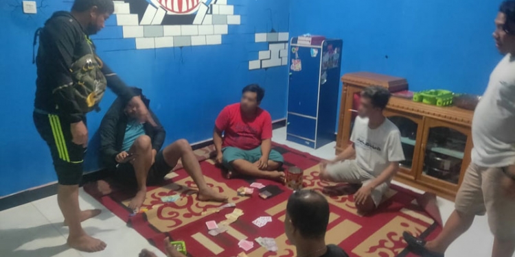Empat Pelaku Judi Remi saat diamankan oleh Tim Khusus Polres Bone Bolango saat Operasi Pekat Otanaha II. (Foto Istimewa)