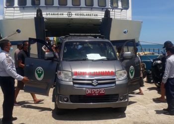 Proses evakuasi korban dari Kapal Feri KM Cengkih Afo menuju ke kampung kampung halamannya di Kabupaten Tojo Una-una menggunakan mobil ambulans. (istimewa)