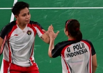 Pasangan ganda putri Indonesia, Apriyani Rahayu (kanan) dan Greysia Polii tampil di laga final ganda putri bulutangkis Olimpiade Tokyo melawan Jia Yifan / Chen Qingchen dari China di Musashino Forest Sports Plaza, Tokyo, Jepang, Senin (2/8/2021) siang WIB.  Istimewa