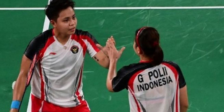 Pasangan ganda putri Indonesia, Apriyani Rahayu (kanan) dan Greysia Polii tampil di laga final ganda putri bulutangkis Olimpiade Tokyo melawan Jia Yifan / Chen Qingchen dari China di Musashino Forest Sports Plaza, Tokyo, Jepang, Senin (2/8/2021) siang WIB.  Istimewa