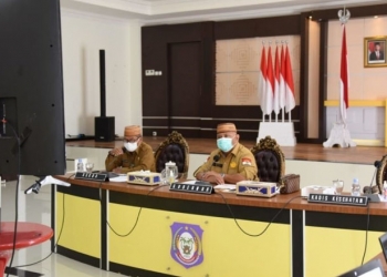 Gubernur Gorontalo, Rusli Habibie didampingi Sekretaris Daerah, Darda Daraba, dan Kadis Kesehatan Provinsi Gorontalo, dr. Yana Suleman, memimpin rapat forkopimda secara virtual, Selasa (10/8/2021). (Kominfo Gorontalo)