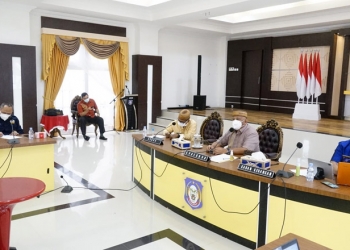 Gubernur Gorontalo Rusli Habibie (tengah) saat memimpin Rapat Pimpinan OPD, Kamis (5/8/2021). Rapat tersebut memaksimalkan vaksinasi di lingkup Pemprov Gorontalo. (Foto – Salman)