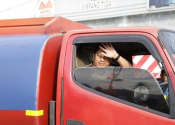 Bupati Bone Bolango, Hamim Pou saat menjadi sopir truk tangki air. (Foto Istimewa)