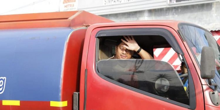 Bupati Bone Bolango, Hamim Pou saat menjadi sopir truk tangki air. (Foto Istimewa)