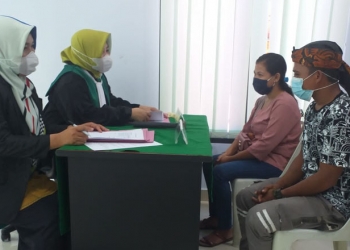 Salah satu pasangan suami istri saat menjalani sidang itsbat nikah terpadu di KUA Kecamatan Tapa. (Indra/Gopos)