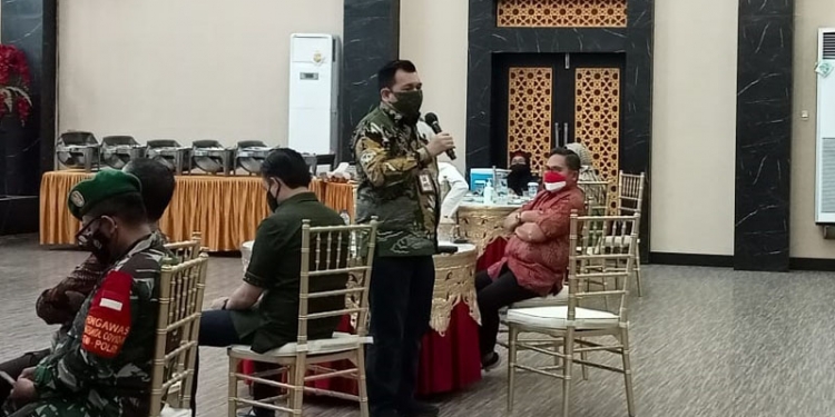 Ade Irfan Pulungan, Tenaga Ahli Utama Kantor Staf Presiden (KSP), sedang memberikan sambutan pada kegiatan verifikasi lapangan penanganan Covid-19 dan pemulihan ekonomi Kota Gorontalo, di Bantayo Lo Yiladia, Kota Gorontalo. Jum'at (13/8/2021) Foto : Sari/gopos