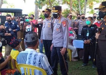 Kapolda Gorontalo, Irjen Pol Akhmad Wiyagus (tengah), didampingi Kajati Gorontalo, Rizal Nurul Fitri (kanan), serta Kapolres Pohuwato, AKBP Joko Sulistiono, berbincang dengan masyarakat yang akan mengikuti vaksinasi, Selasa (31/8/2021). (Mahmud/gopos)