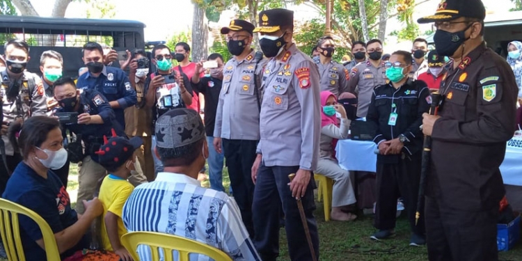 Kapolda Gorontalo, Irjen Pol Akhmad Wiyagus (tengah), didampingi Kajati Gorontalo, Rizal Nurul Fitri (kanan), serta Kapolres Pohuwato, AKBP Joko Sulistiono, berbincang dengan masyarakat yang akan mengikuti vaksinasi, Selasa (31/8/2021). (Mahmud/gopos)