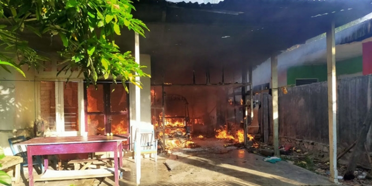 Rumah milik Serli Hulalata (43) dan Fikri Pomalingo (39) di Kelurahan Bolihuangga Kecamatan Limboto Kabupaten Gorontalo, mengalami kebakaran, Selasa (31/8/2021). Istimewa