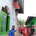 Petugas pemadam kebakaran Kabupaten Gorontalo berusaha memadamkan api yang membesar dari bagian gudang masjid, Jumat (20/8/2021).