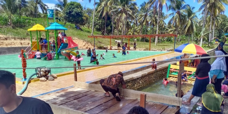 Lokasi wisata kolam renang Desa Padengo yang menawarkan keindahan serta kenyamanan berwisata bersama keluarga.