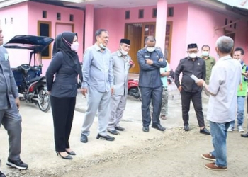 Komisi C DPRD Kota Gorontalo, sedang meninjau  pelaksanaan proyek Pembangunan Jln. Apel, kelurahan Huangobotu, Kecamatan Dungingi, Kota Gorontalo. Kamis (12/8/2021). foto : Humas