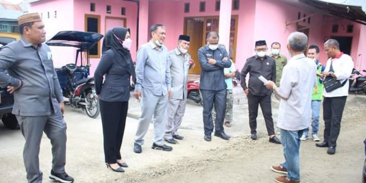 Komisi C DPRD Kota Gorontalo, sedang meninjau  pelaksanaan proyek Pembangunan Jln. Apel, kelurahan Huangobotu, Kecamatan Dungingi, Kota Gorontalo. Kamis (12/8/2021). foto : Humas