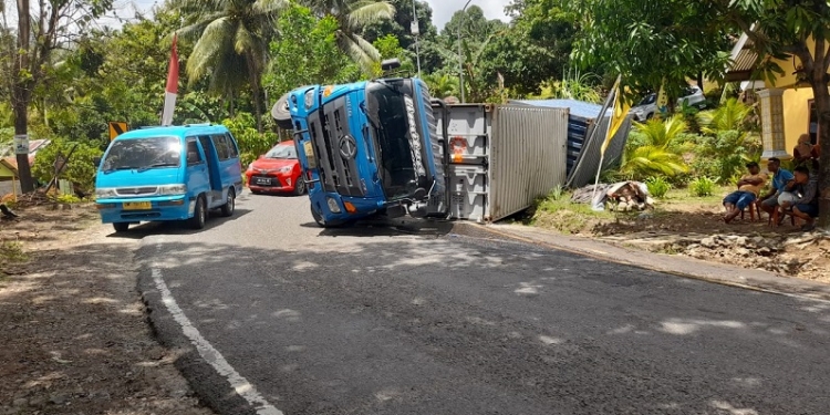 Truk kontainer bermuatan santan cair terbalik di turunan Pontolo Desa Pontolo, Kecamatan Kwandang, Gorontalo Utara, Kamis (12/8/2021). (isno/gopos)