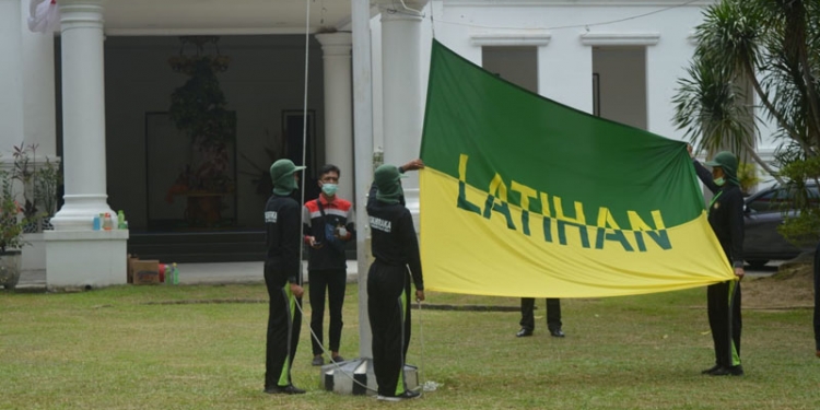 Tujuh orang Pasukan Pengibar Bendera Pusaka (Paskibraka) di Kabupaten Gorontalo mulai melaksanakan latihan secata intens jelang Hari Kemerdekaan Indonesia yang Ke-76 di halaman Rumah Dinas Bupati Gorontalo, Selasa (10/8/2021), foto : Putra/Gopos.