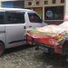 Dua unit mobil yang mengangkut miras jenis cap tikus seberat 1,5 ton saat diamankan di Satnarkoba Polres Bone Bolango. (Indra/Gopos)