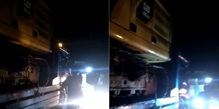 Mobil tronton yang mengangkut ekskavator saat melintas di Kecamatn Bulawa sempat menghantam jaringan kabel listrik