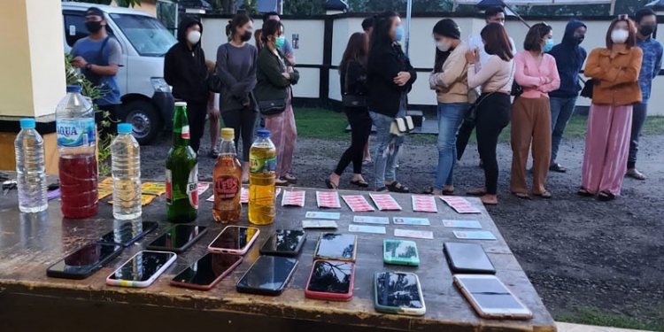 Sebanyak 15 pasangan muda-mudi diamankan ke Polsek Tilongkabila bersama barang bukti miras dan obat-obatan. (Istimewa)