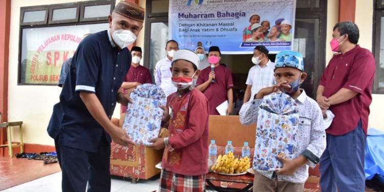 Bupati Pohuwato, Saipul A Mbuinga Saat memberikan Bingkisan kepada anak yatim dan duafa yang mengikuti khitanan masal.