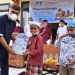 Bupati Pohuwato, Saipul A Mbuinga Saat memberikan Bingkisan kepada anak yatim dan duafa yang mengikuti khitanan masal.